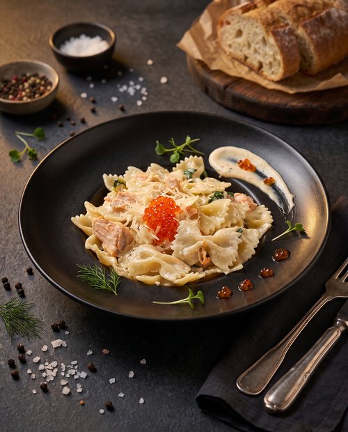 Фарфале с лососем, шпинатом и красной икрой