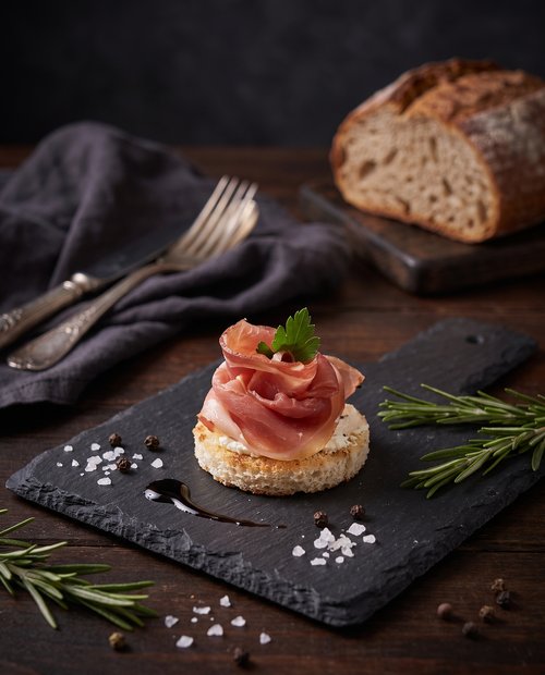 Тост с пармской ветчиной и сыром Сен-море