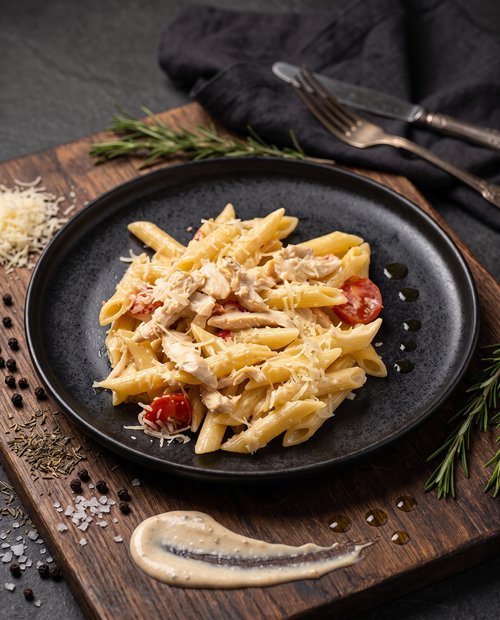 Пене с курицей и сливочным соусом с пармезаном