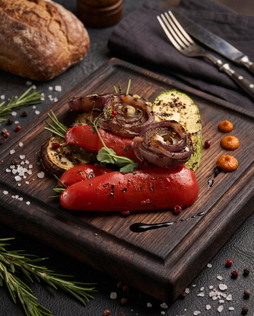 Овощи гриль (баклажаны, перец болгарский, кабачки, томаты, красный лук)